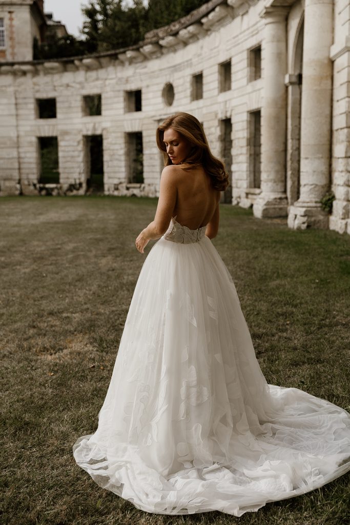 obe de mariée bustier en tulle brodé fleuri coupe princesse Avec un volume fluide dos plongeant