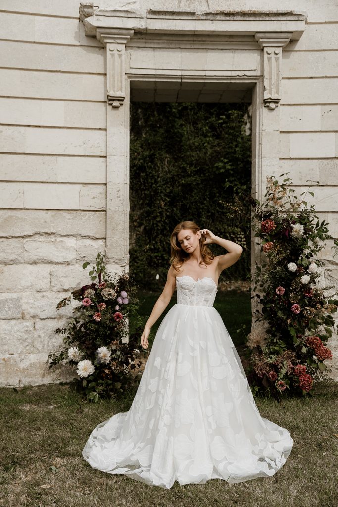 obe de mariée bustier en tulle brodé fleuri coupe princesse Avec un volume fluide vue de face