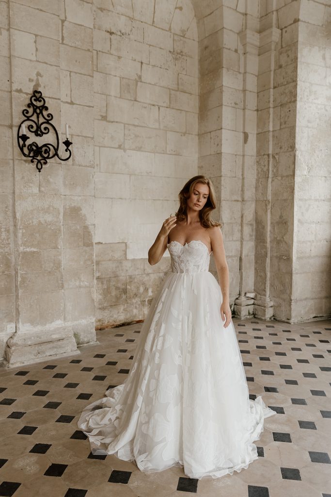 obe de mariée bustier en tulle brodé fleuri coupe princesse Avec un volume fluide