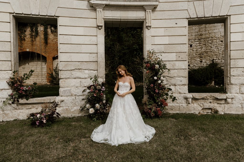 robe de mariée bustier en tulle brodé fleuri coupe princesse Avec un volume fluide