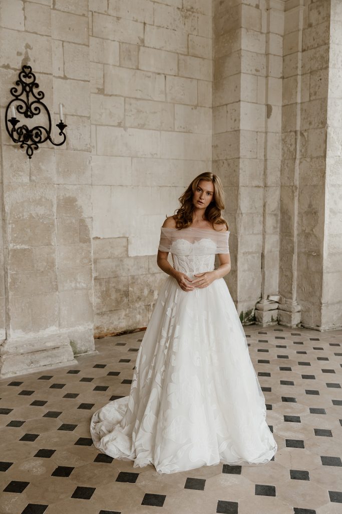 robe de mariée bustier en tulle brodé fleuri et son cache épaule en tulle