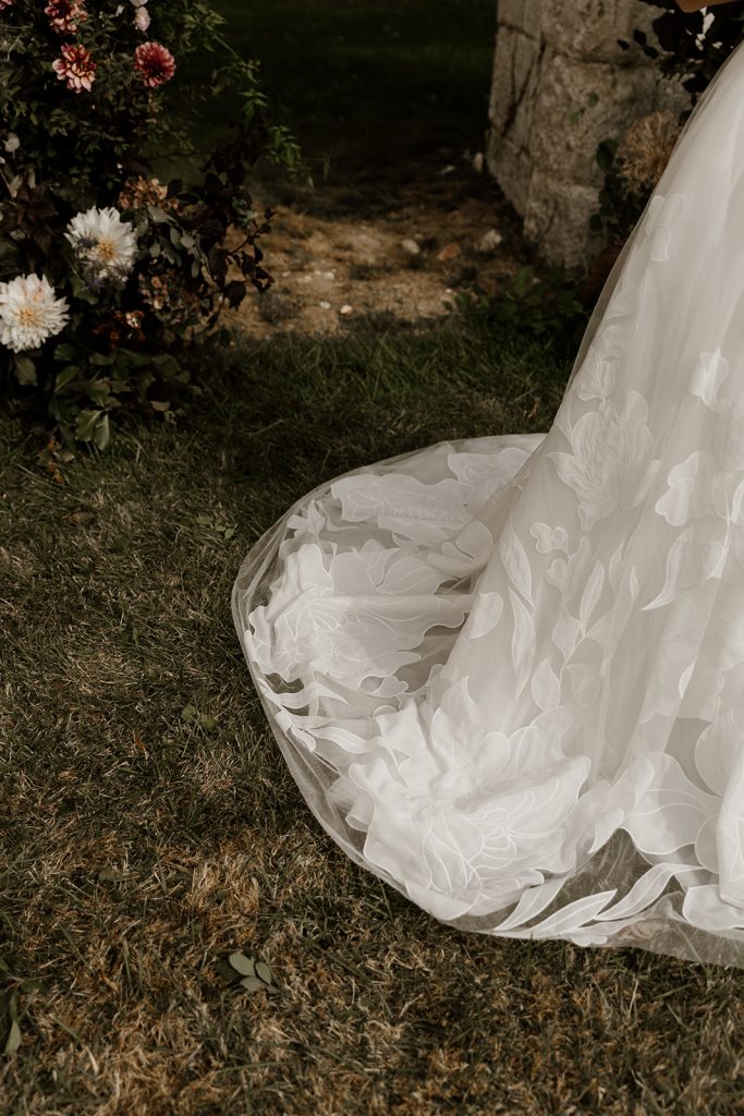 detail de tulle brodé de la traine de la robe de mariée Flora