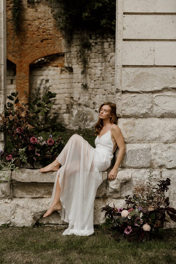 robe de mariée fluide minimaliste a fines bretelle décolleté V en mousseline