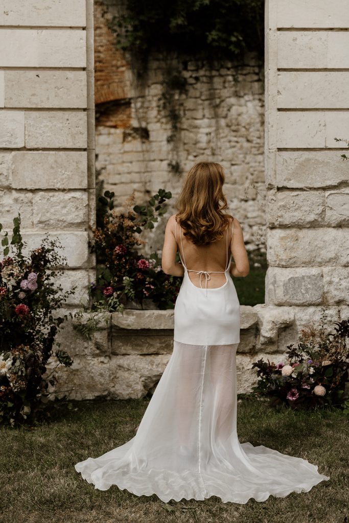 Dos nu de robe transparente en mousseline à fines bretelles
