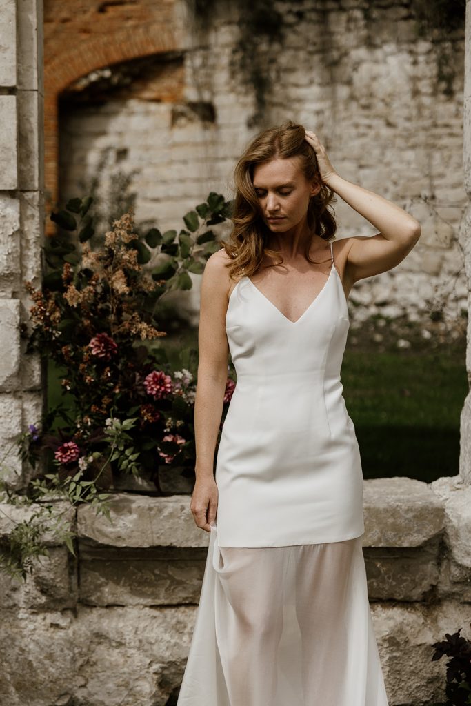 detail de la robe de mariée en crepe et mousseline de soie cl V et fines bretelle