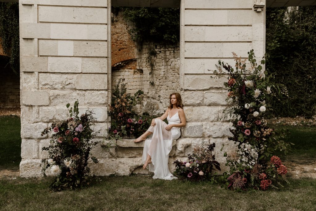 robe de mariée à fines bretelles, décolleté V vaporeuse en mousseline