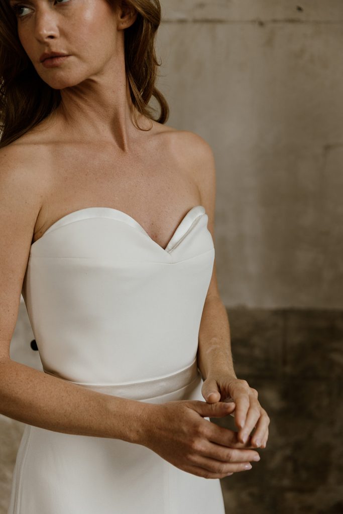 detail satiné et mat du double bustier de la robe de mariée ysée
