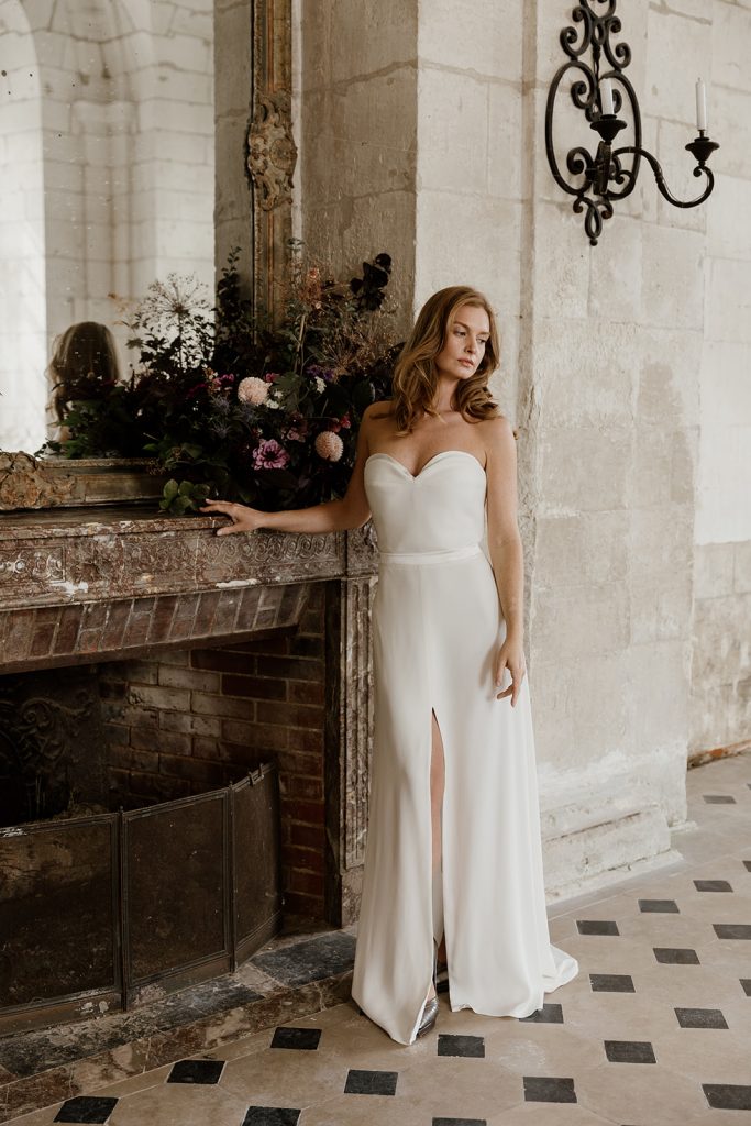 robe de mariée Ysée bustier satin et crepe de soie devant la cheminée