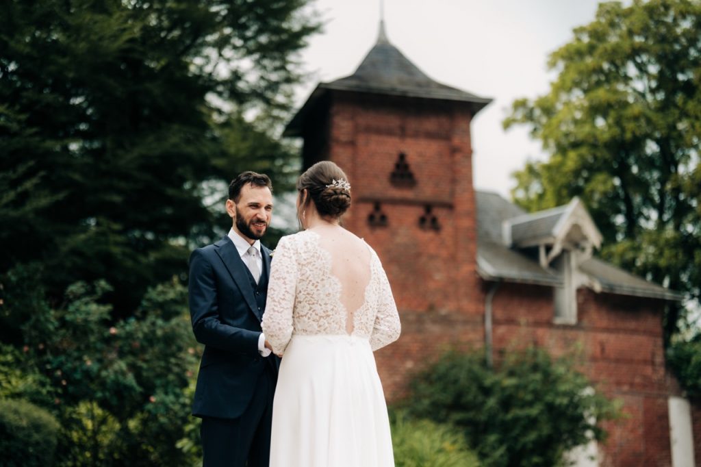 Gros plan sur la dentelle et broderies fines, détail de la robe de mariée haute couture Lucile
